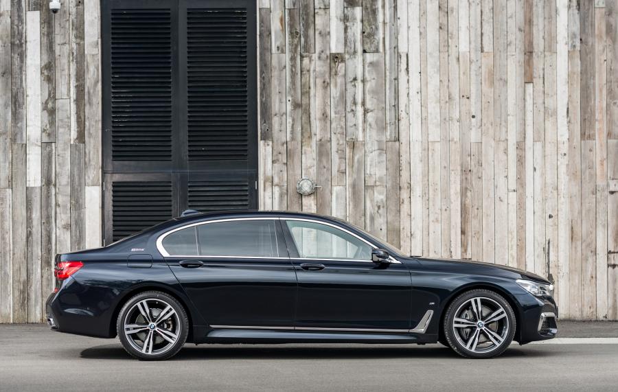  BMW 740Le xDrive M Sport 2016 года  (UK) (фото 12 из 14)